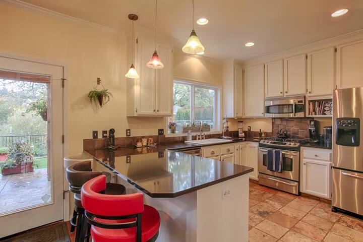 Oregon Winemakers Beautiful Colonial in Salem gallery image 5