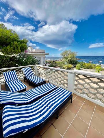 Amazing beachfront family home gallery image 5