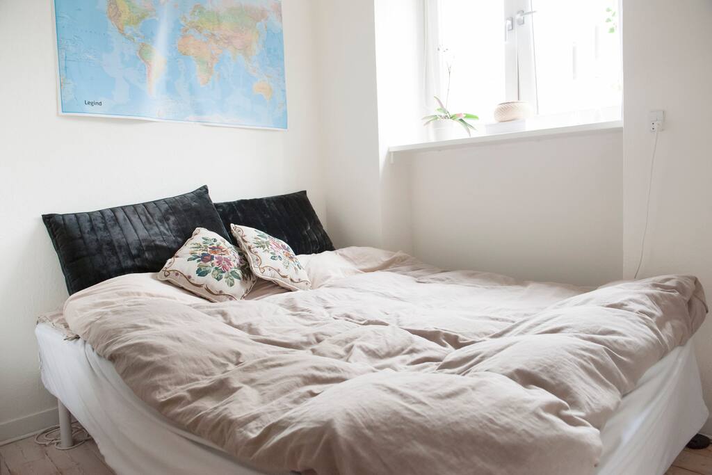 A double bed in the bedroom.