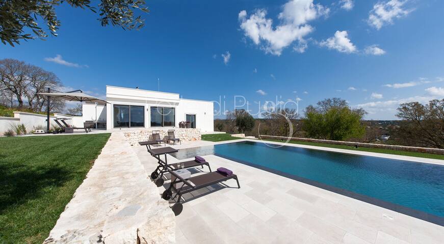 Stunning property with panoramic view gallery image 2