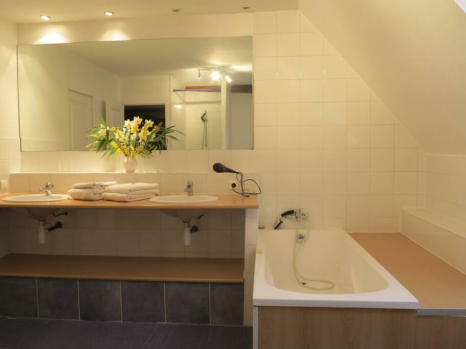 Salle de bain de la chambre parentale