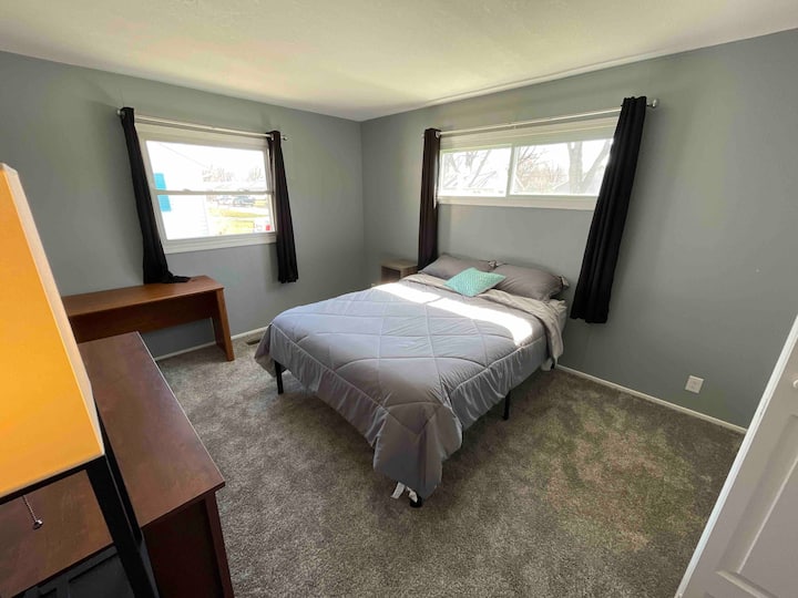 Dormitorio principal con cama tamaño queen y vestidor más grande.