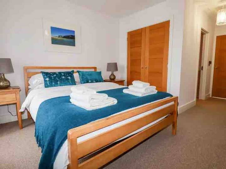 غرفة النوم الرئيسية ، الطابق العلوي. حمام داخلي (دش)