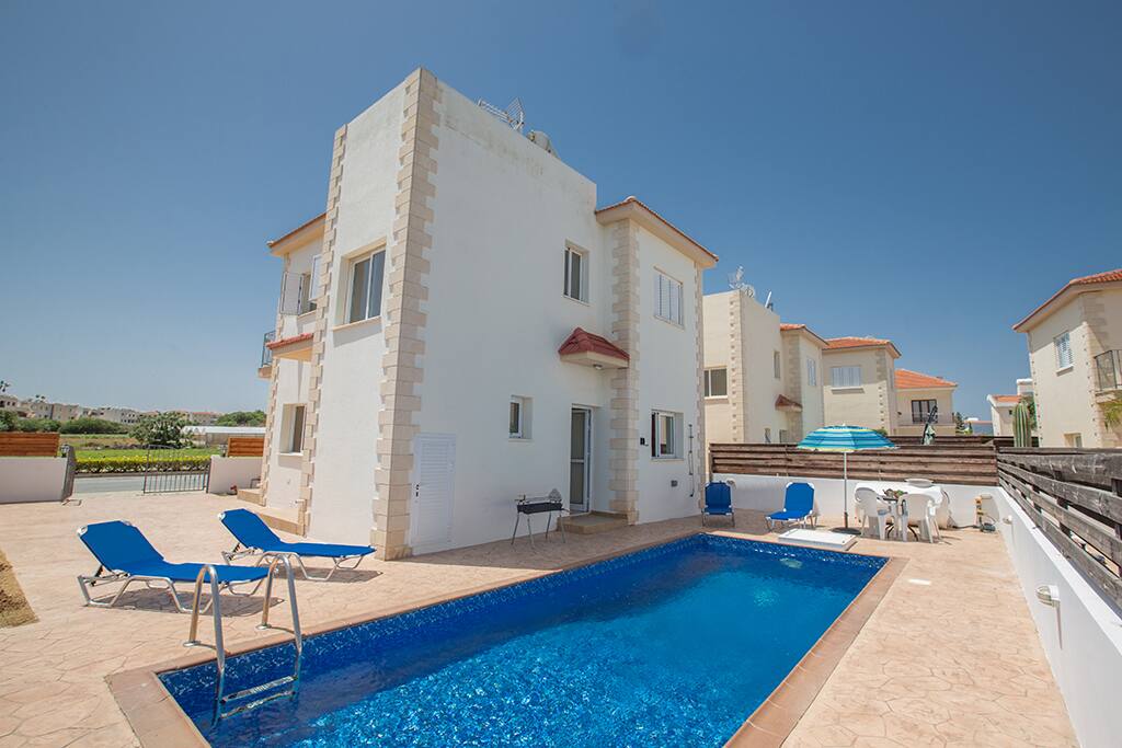Large garden with private pool