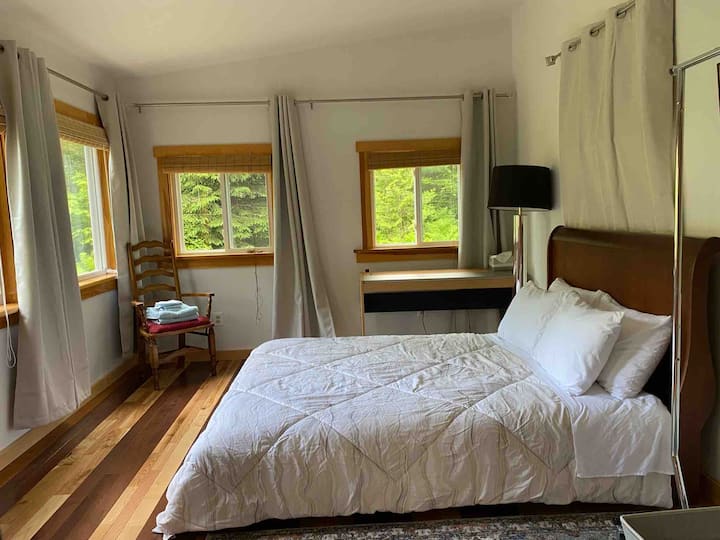 Spavaća soba br. 1 okružena velikim prozorima nalazi se na prvom katu. 
