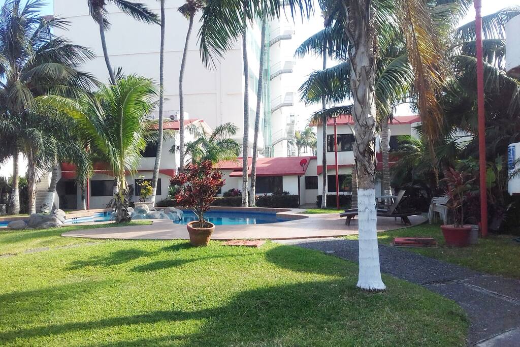 EL APARTAMENTO ESTA EN PLANTA BAJA Y FRENTE A LA ALBERCA