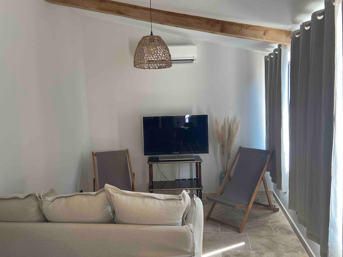 Top Airbnb: Holidays facing the Luberon in Robion