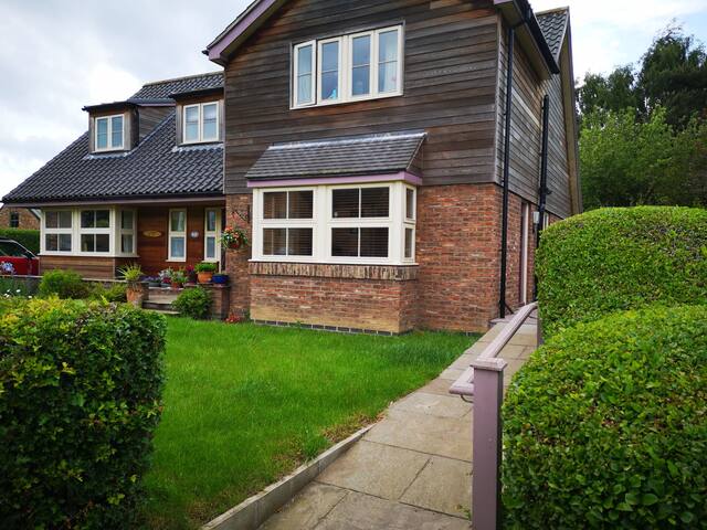 Charming self contained annexe in village location