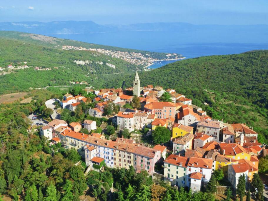 Grad udaljen 2 km od apartmana