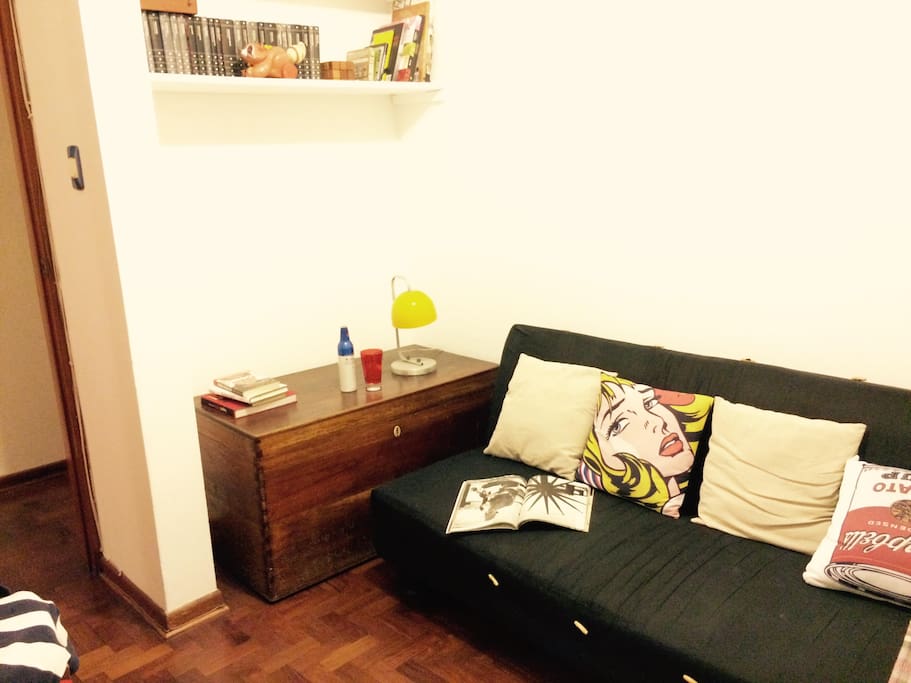 The room is very functional: there is a closet, an small table, some shelves with books and games, a trunk with bedspreads and blankets. // La habitación es muy funcional: tiene closet, dos estantes con libros y juegos, un baúl con sábanas y mantas.