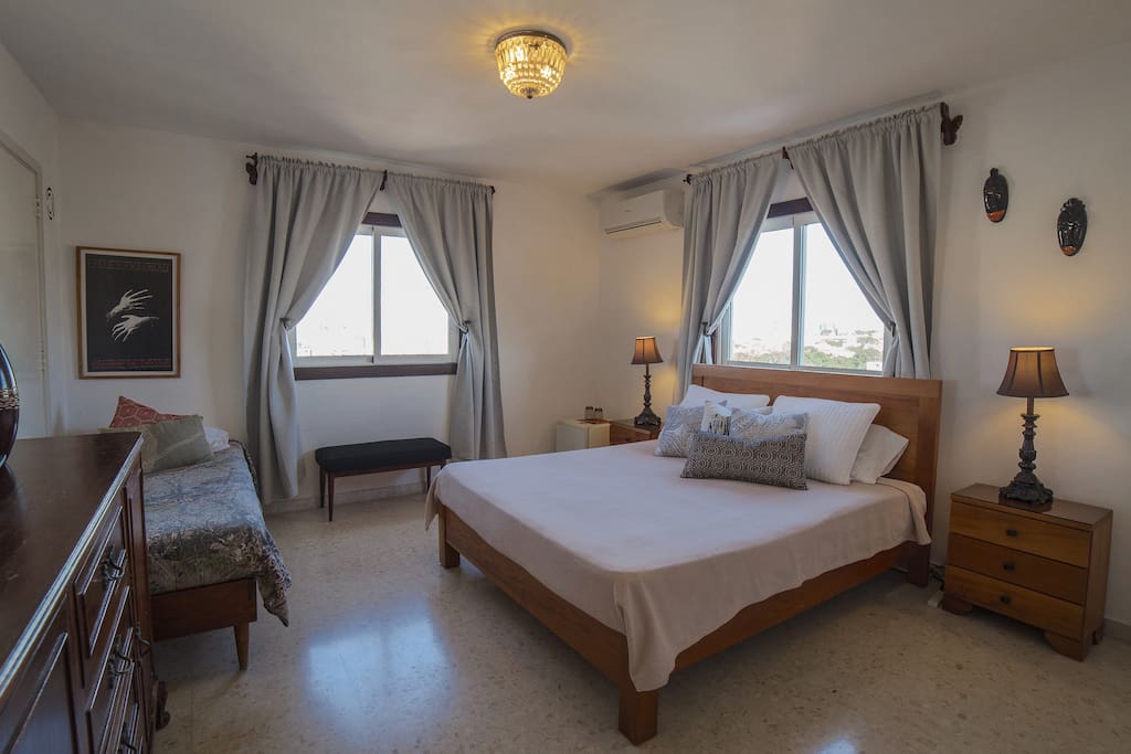 Queen size bed w extra single bed
