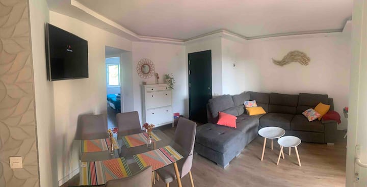 غرفة معيشة لتناول الطعام