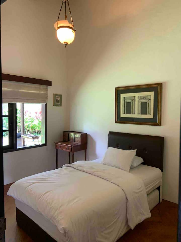 חדר שינה שלוש  - עם מיטת דחיפה (2 מיטות יחיד)