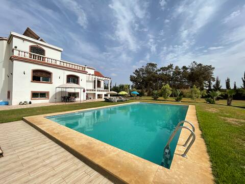 Beautiful villa with unscrewed pool