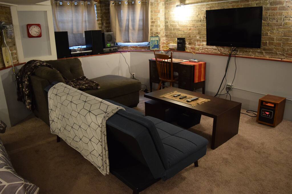 TV, desk and stereo with record player and aux cable