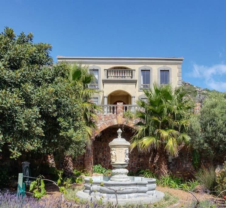 Lovely/Peaceful garden with fountain and 3 levels
