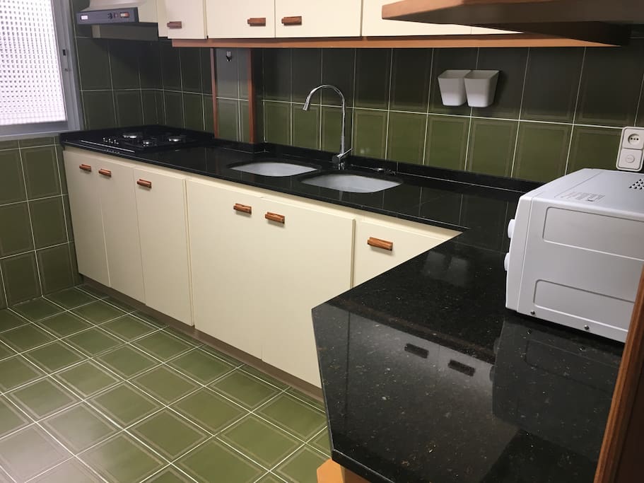 Cocina completa con lavadora , secadora, microondas y cafeteradolce gusto, cápsulas incluidas.