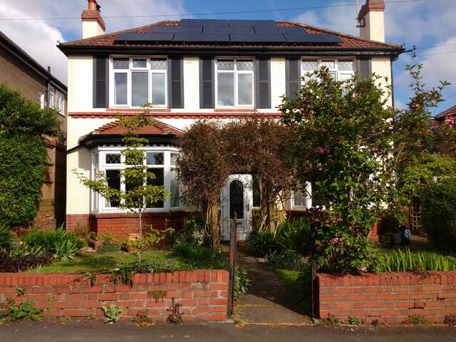 Spacious, comfy entire family home close to centre