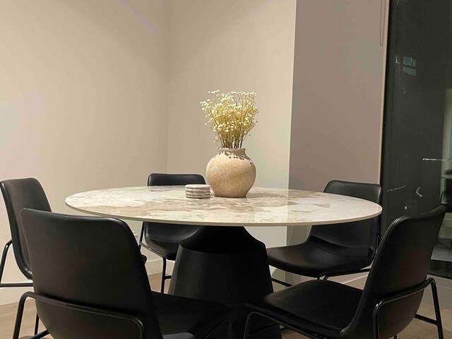 Superior 3 Bedroom Apartment in Melbourne CBD gallery image 5