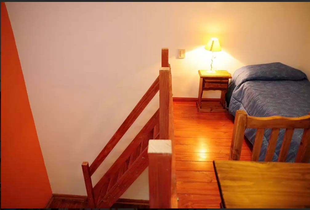 Hay cama arriba y abajo, según el precio pueden ocupar 1 o 2 personas la habitación