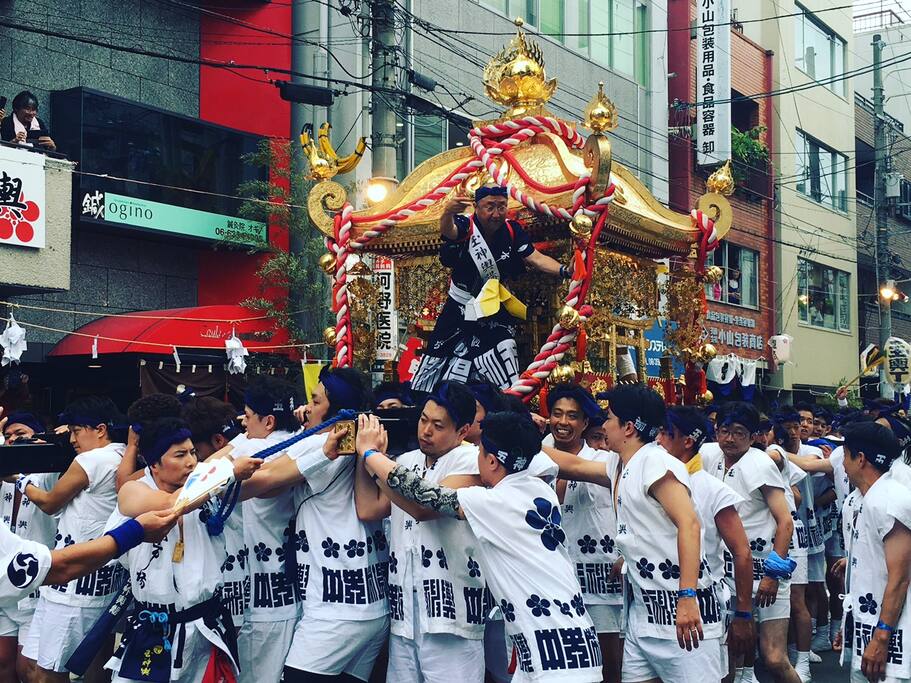 没有什么能比参加天神祭更适合来了解大阪了 大阪旅游攻略 尽在airbnb爱彼迎