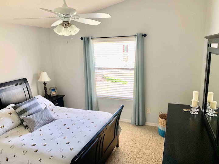 تحتوي غرفة الضيوف على سرير بحجم كبير وخزانة ملابس وخزانة ملابس ومنبه مع منفذ شحن وحوامل ليلتين. تم تجهيز الغرفة بمروحة سقف للحصول على راحة ليلية مثالية.