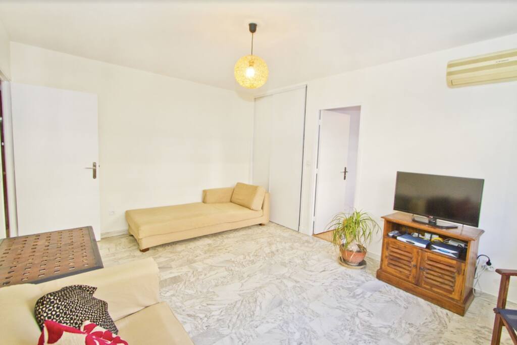 Salon au calme donnant sur un jardin sans vis-a-vis.
