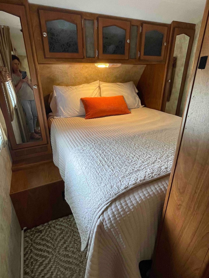 Master bedroom na malkia ukubwa Serta Perfect sleeper