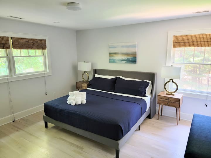 Bien que la plupart des chambres soient de taille similaire et assez spacieuses, je considère celle-ci comme la chambre principale, la plus belle et la plus grande salle de bain attenante (en suite) avec une baignoire jacuzzi et une grande cabine de douche en verre. 