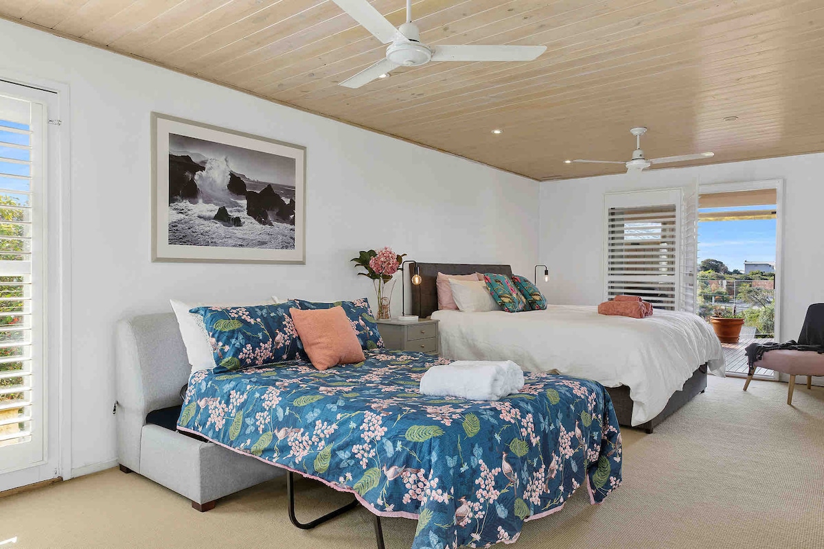 Главна спална соба, брачен кревет (широк 150-179 см) и кауч на спуштање (брачен)