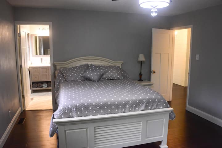 2nd floor junior suite, direct access to bath. Queen bed, bunk beds, baby bed, twin pull out chair