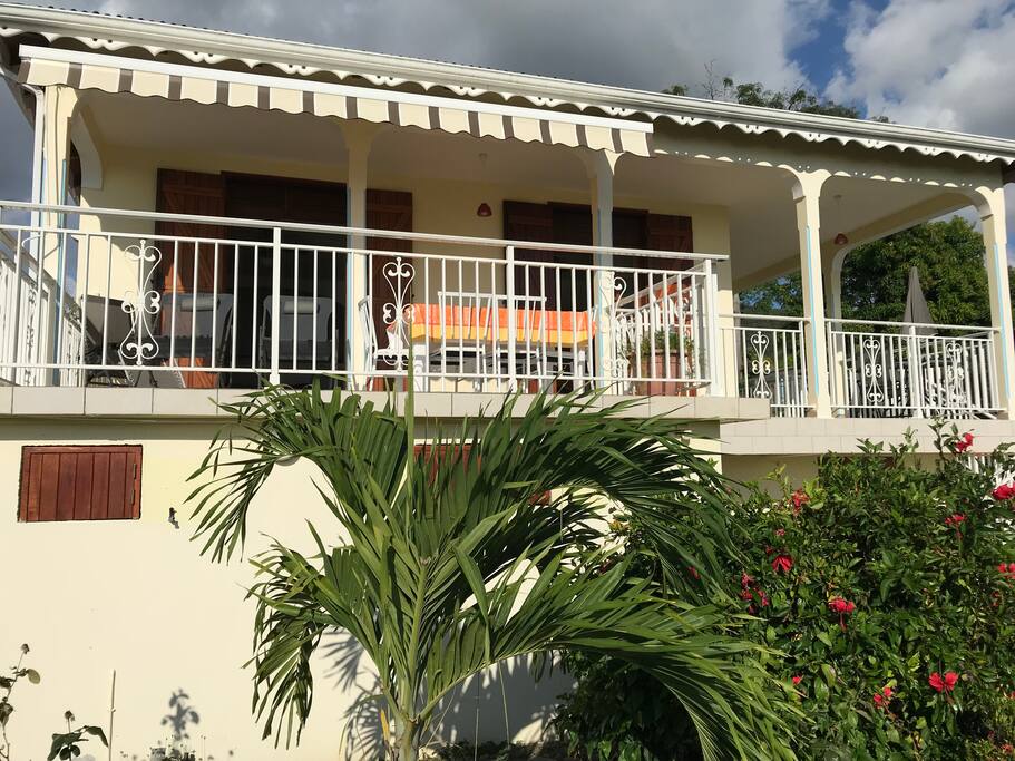 Agréable double terrasse vue sur mer