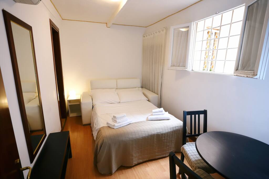 Camera con divano-letto per due persone, bagno privato