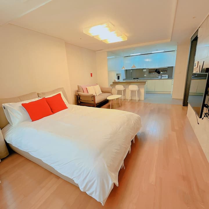 มีเตียงควีนไซส์ 1 เตียงในห้องนั่งเล่น ~ ^^