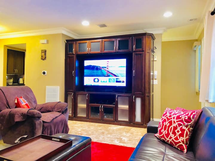 Luxurious Private Townhome In Guardgated Community - Los Angeles, CA