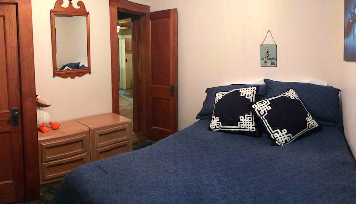 标准双人床卧室