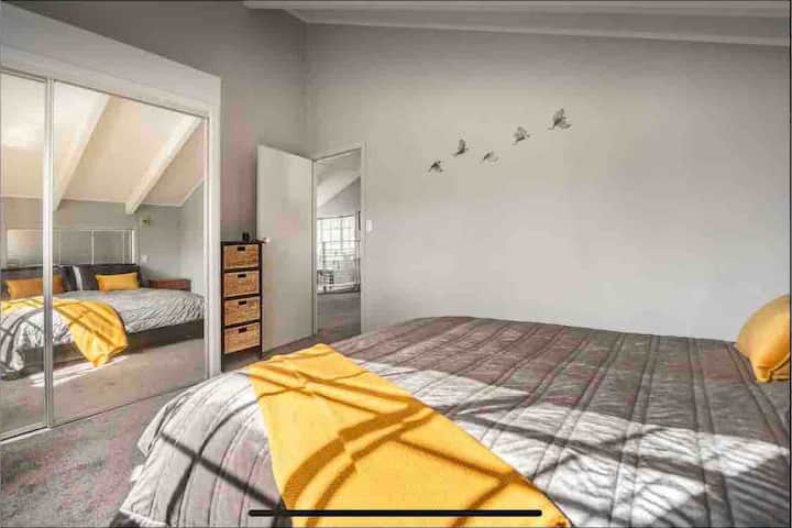 Главна спалня в апартамент Каури Лофт, двойно легло