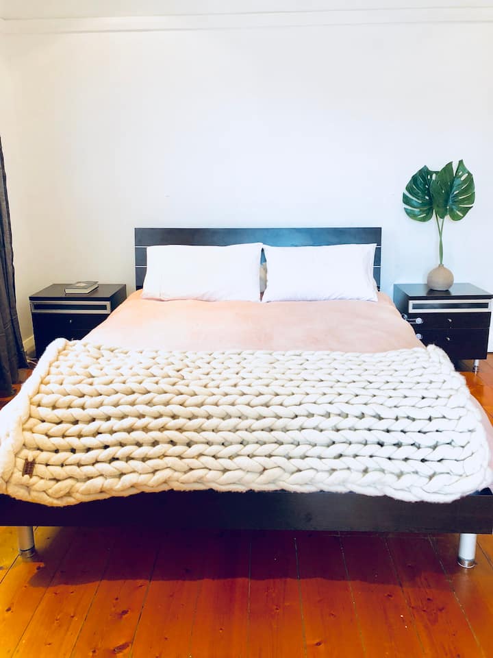 Camera da letto padronale rivolta a nord. Include un letto queen-size (tutta la biancheria inclusa).
La camera include 2 tavolini. Un guardaroba a muro. E un armadio di legno. Tanto spazio per riporre i tuoi effetti personali!
Ha una porta che si apre sulla veranda (camera da letto/ufficio 3d).