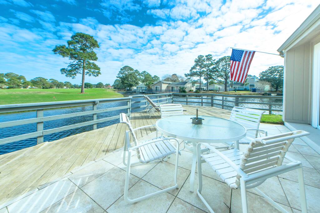 Enjoy Dining with these Lakeside Views!