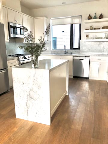 Modern 3 level home-Gourmet Kitchen 3 BD Rockridge gallery image 5