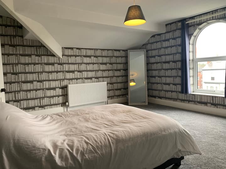 Spavaća soba na prvom katu s bračnim krevetom i ormarom s gumicom