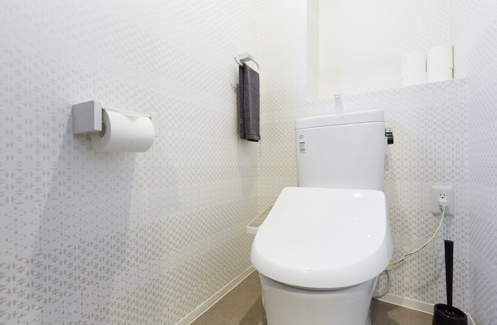 部屋の外にトイレがあります。