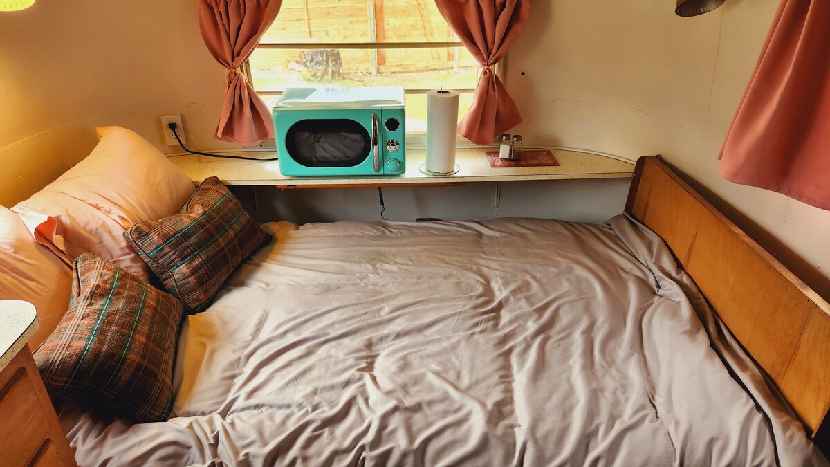 Vintage 1963 Airstream/Avion Glamping Abode