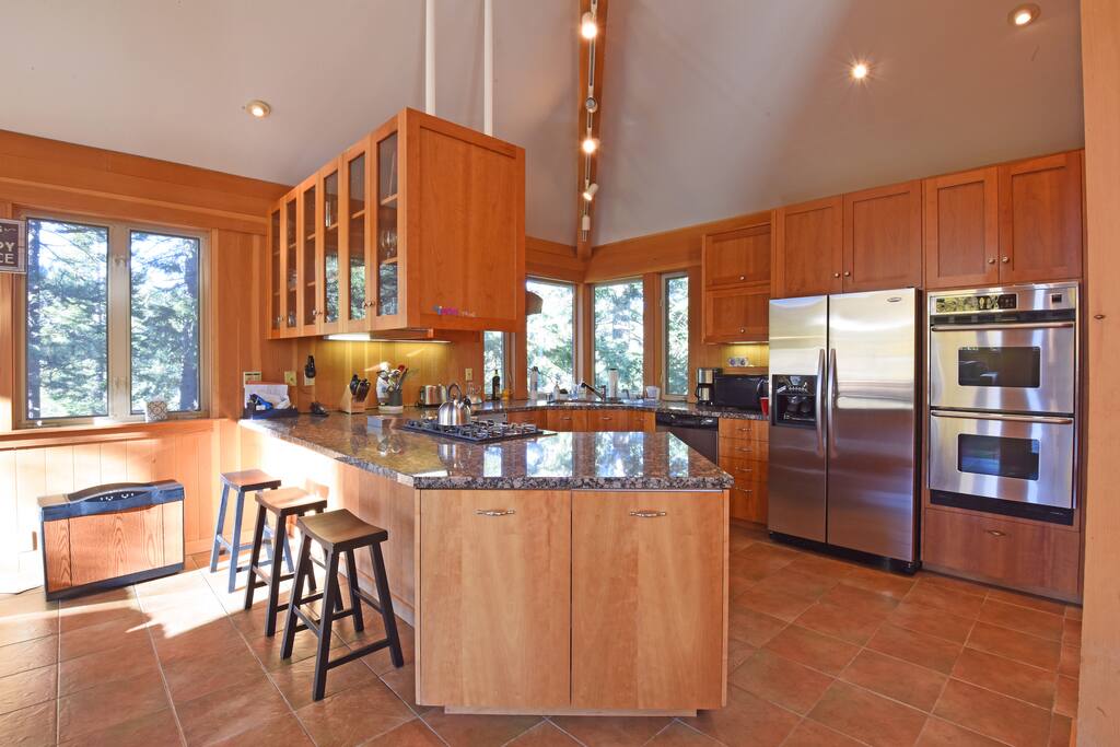 Large kitchen great for entertaining