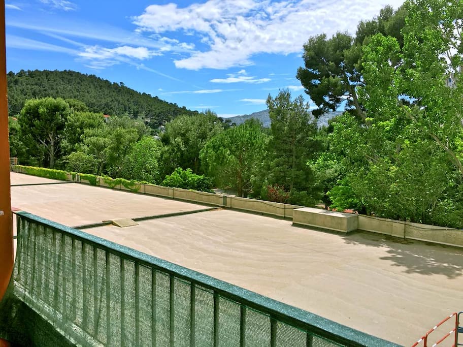 Balcon avec vue sur un parc