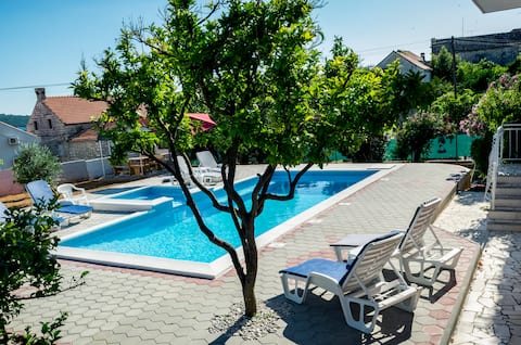 Vacation house near sea/beaches W HEATED POOL &BBQ