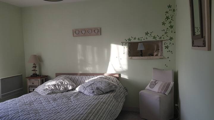 Chambre verte n 1
Rez de chaussé  1 lit 2 personnes 1 dressing 