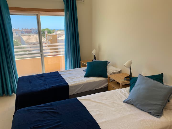 Dhoma e gjumit 3,  ballkon me pamje nga deti