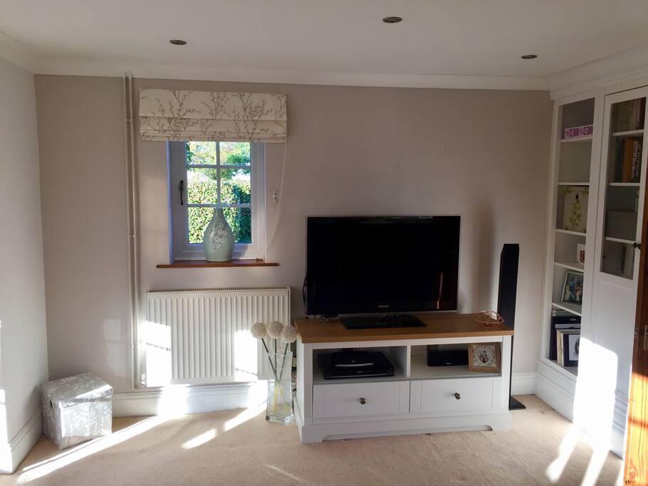 Lounge with reading corner and smart TV