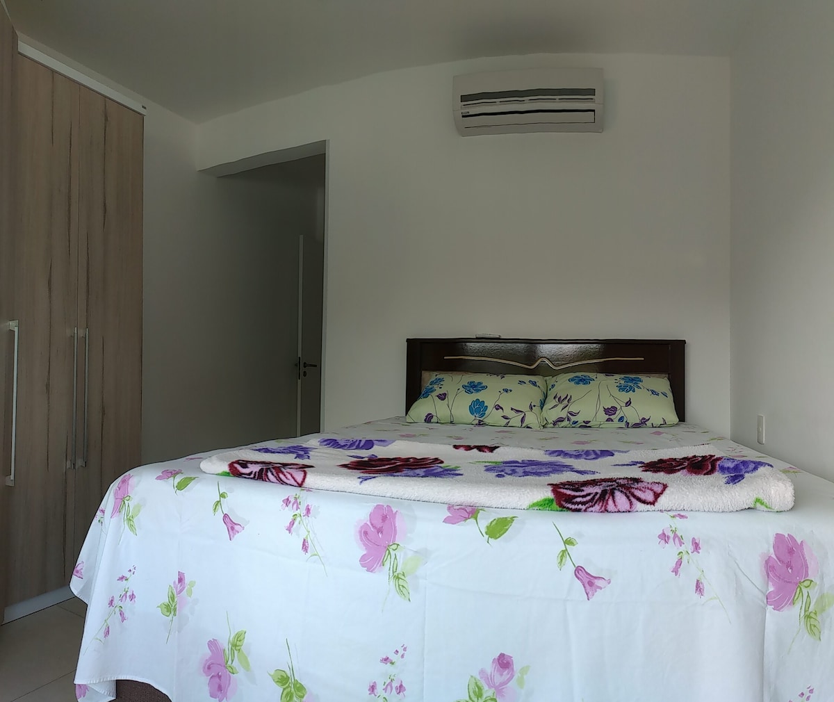 Апартман 1 - брачен кревет (широк 150-179 см) со аголен плакар (лево) и паметен телевизор на десната подвижна поставка